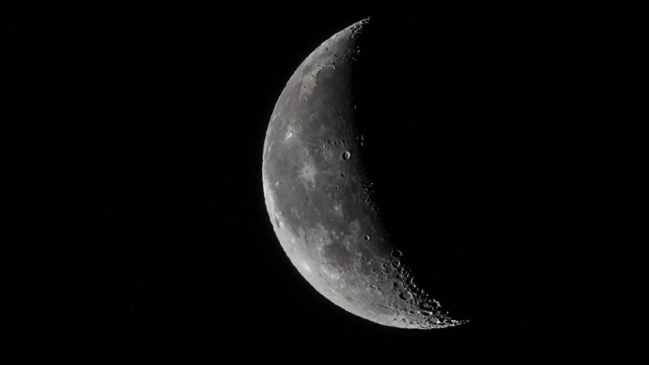 Image of a last quarter moon