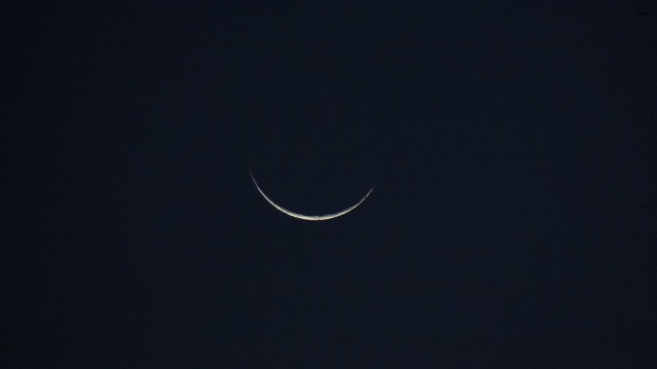 Image of a thin waxing crescent moon