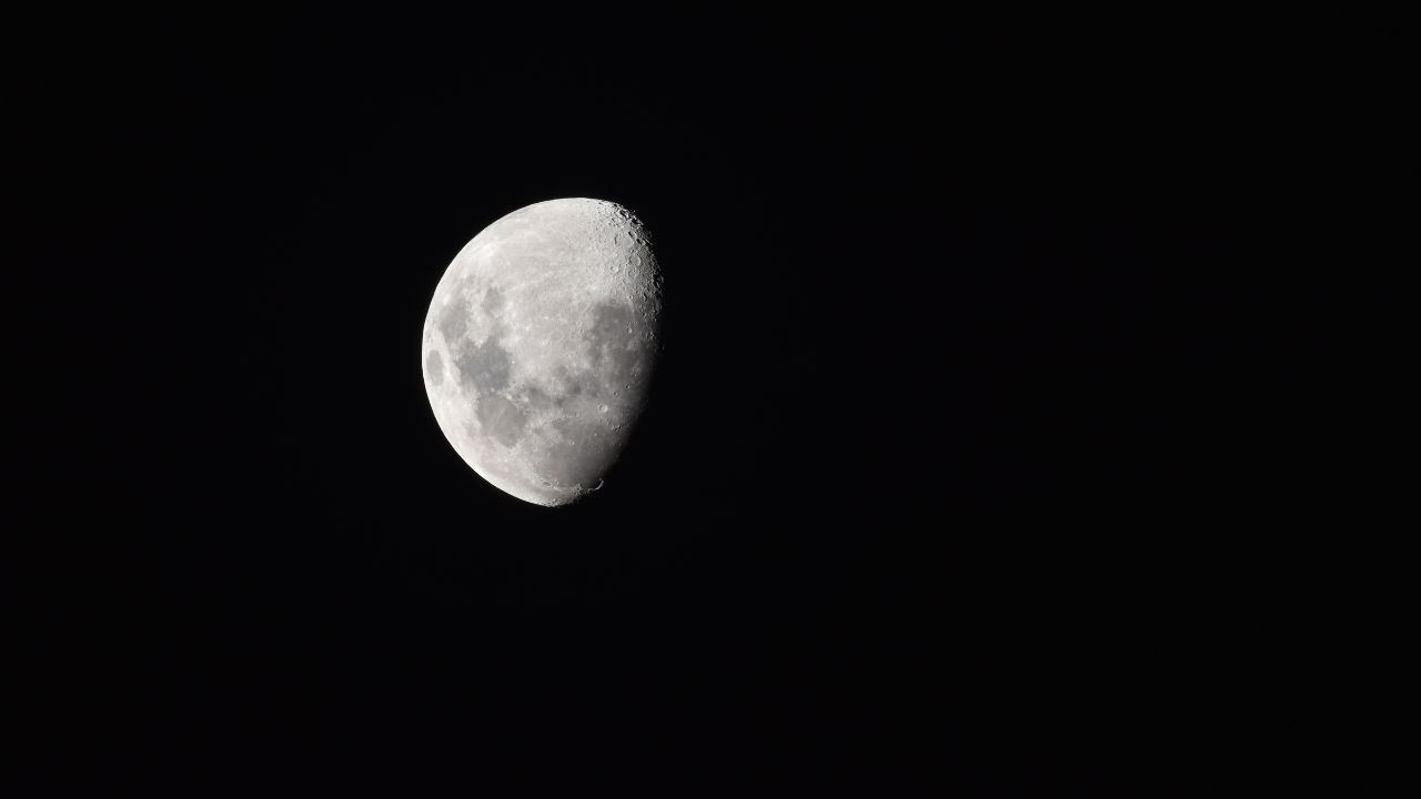 Image of a waning gibbous moon